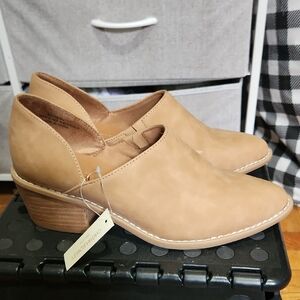 NWT Cynthia Rowley Tan Women's Shoes 8